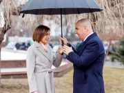 Ilie Bolojan a impresionat-o pe Maia Sandu. Gestul făcut de preşedintele interimar al României la sosirea la Chişinău. Video