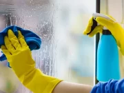 Legea pe care puțini locatari o cunosc! Amendă pentru spălarea geamurilor la bloc