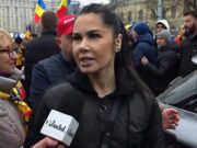 Oana Zăvoranu, printre simpatizanții prezenți la protest/ „Nu e ceva care să nu-mi placă la Călin Georgescu”