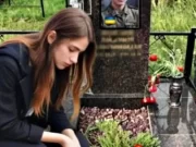 O văduvă însărcinată a găsit un telefon misterios la mormântul logodnicului ei. Când a deschis mobilul, a leșinat pe loc