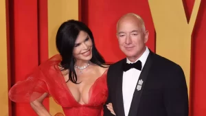 lauren-sanchez-si-jeff-bezos-participa-la-vanity-fair-oscar-party-2024--foto-hepta-scaled