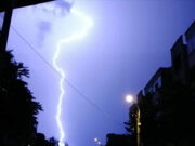 Vijelie în Craiova, marți seară. Copaci căzuţi, acoperişuri smulse şi locuinţe inundate / foto în articol