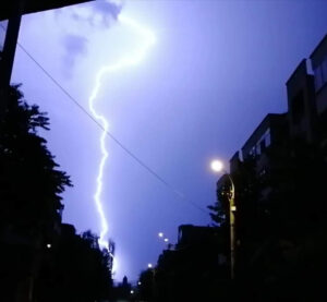 cod-portocaliu-de-vijelie-si-grindina-in-doua-judete--a-fost-emis-mesaj-ro-alert-1_43750200