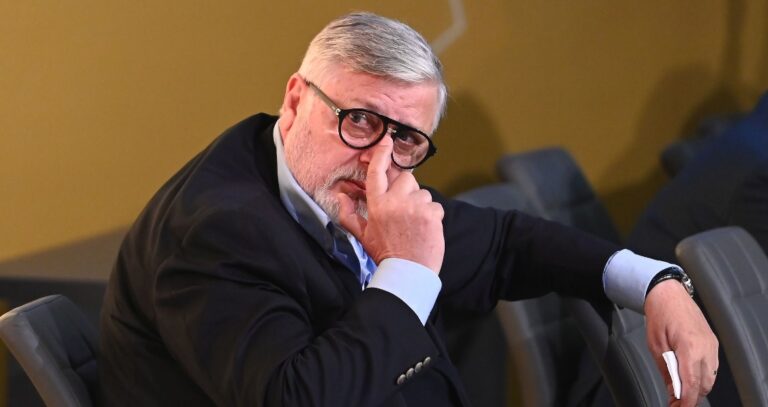 Milionarul român care are un salariu de 33.000 de euro pe lună a ajuns să vândă tot şi să se împrumute!
