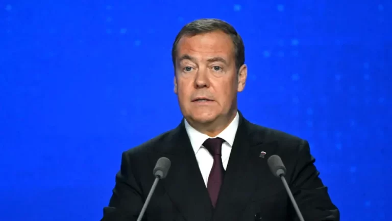 Rusia, mesaj oficial la armistițiul propus de Europa și SUA. Dmitri Medvedev: „Băgați-vă planurile astea de pace în fund!”
