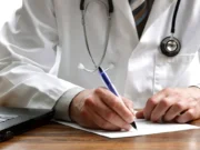 Medic din Alba, reținut pentru că a cerut MITĂ de la un pacient. Suma impusă, pentru a-i prelungi decizia încadrării într-un grad de invaliditate