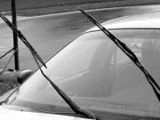 Este sau nu infracțiune? Ce se întâmplă dacă ridici ștergătoarele altei mașini, în România