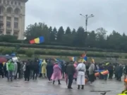 Doar câteva zeci de persoane au partitipat la protestul anunțat în Piața Constituției. Una a fost descoperită cu mai multe ARME albe
