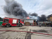 BREAKING NEWS RO-ALERT pe Săbăreni. Incendiu puternic în București/ Update: Incendiul s-a extins. Linii STB afectate și o școală închisă