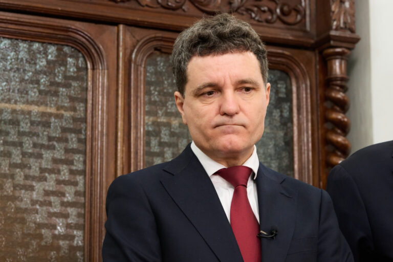 Crin Antonescu îl ”bate” pe Nicușor Dan cu propriile vorbe. ”Or are o disfuncție logică, or este pus de cineva să candideze”