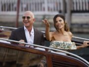 Jeff Bezos și Lauren Sánchez s-au căsătorit. Cum a arătat rochia ei de mireasă și ce gest a făcut după ceremonie