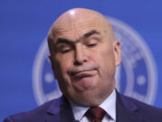 Guvernul Bolojan ar putea crește accizele la alcool și combustibil, la fel și taxele pentru bănci și jocuri de noroc