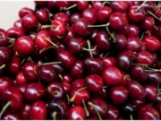 Ce a pățit un bărbat din Galați care a mâncat 2 kilograme de cireșe cu tot cu sâmburi. Medicii au fost șocați