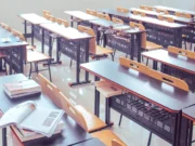 Profesoară acuzată că a venit beată la ore, a înjurat elevii și a dansat Macarena. Cum se apără femeia