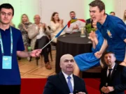 Mesajul unui elev medaliat cu aur la o olimpiadă europeană, după ce a aflat că va rămâne fără bursă. Întrebare pentru David și Bolojan: „De ce aș mai rămâne în România?”