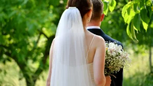 https___www.gandul.ro_wp-content_uploads_2025_07_a-bride-with-a-bouquet-of-flowers-standing-next-to-2025-03-11-18-20-02-utc-1280x853