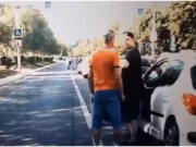 Bătaie în trafic, în Capitală. Un şofer, trântit la pământ de pasagerul maşinii cu care se şicana