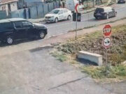 Accident filmat în Galaţi. Momentul în care un şofer iese din curbă şi se înfige cu SUV-ul în gardul unei case