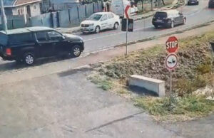 Accident filmat în Galaţi. Momentul în care un şofer iese din curbă şi se înfige cu SUV-ul în gardul unei case