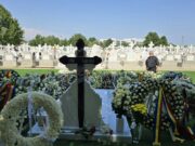 Prezență neașteptată la funeraliile lui Ion Iliescu: Cine s-a așezat lângă Marcel Ciolacu și a atras toate privirile