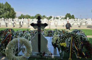 Prezență neașteptată la funeraliile lui Ion Iliescu: Cine s-a așezat lângă Marcel Ciolacu și a atras toate privirile