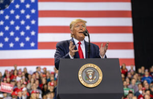 Trump a anunțat ce vor păți cei care ard sau profanează drapelul SUA. Distrugerea acestuia era permisă prin Constituție