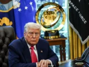 Trump, surprins într-o fotografie discutând cu Putin „pe SPEAKER” în Biroul Oval, chiar înainte de întâlnirea cu Zelenski și liderii europeni
