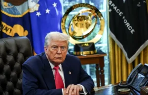 Trump, surprins într-o fotografie discutând cu Putin „pe SPEAKER” în Biroul Oval, chiar înainte de întâlnirea cu Zelenski și liderii europeni