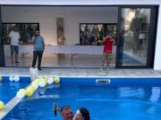 Georgiana Lobonț a fost luată în brațe și aruncată în piscină la un eveniment, în timp ce cântă: ”Îmi pare îndrăgostit domnul”. Cum a reacționat artista | FOTO