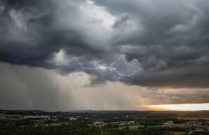 Cod portocaliu de vreme severă emis de ANM. Vijelii puternice lovesc jumătate de țară, în următoarele ore