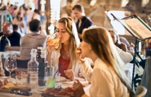 Nimic nu e pe gratis: Muzica de la terasă se plătește. Oamenii, revoltați de taxele surpriză