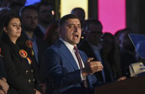 Simion anunță că AUR dă atacul la Guvernul Bolojan, dar fără mari speranțe: ‘Hoașca bătrână care fură de 35 de ani România, numită PSD, se dă fată virgină’
