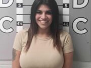 O femeie a făcut senzație la fotografia din arest, după ce s-a răzbunat pe fostul iubit – povestea ‘dulcii’ răzbunări