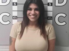 O femeie a făcut senzație la fotografia din arest, după ce s-a răzbunat pe fostul iubit – povestea ‘dulcii’ răzbunări