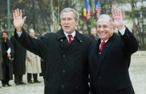 • Ion Iliescu și destinul României: De la pericolul destrămării statului la câștigarea Vestului. Lecția istorică a anilor ’90, explicată de Bogdan Chirieac