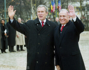 vizita-oficiala-in-romania-a-presedintelui-statelor-unite-ale-americii--george-w--bush-stg--la-invitatia-presedintelui-romaniei--ion-iliescu-dr-ceremonia-oficiala-a-sosirii-la-palatul-cotroceni-_18025800