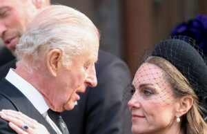 Moment de tandrețe între Kate Middleton și regele Charles, la înmormântare. Cum a reacționat socrul ei când prințesa l-a sărutat pe amândoi obrajii