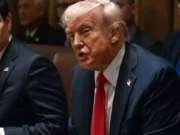 Trump anunță noi taxe vamale: până la 100% pentru medicamente și tarife majorate pentru camioane și mobilă