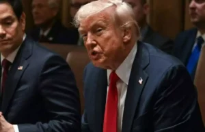 Trump anunță noi taxe vamale: până la 100% pentru medicamente și tarife majorate pentru camioane și mobilă