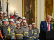 FT: Economia lui Trump se clatină. Impact politic în preajma alegerilor