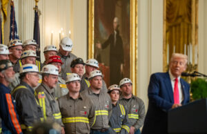 FT: Economia lui Trump se clatină. Impact politic în preajma alegerilor