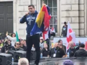 George Simion, discurs incendiar în mijlocul protestatarilor din Londra. „Dictatura este impusă de Emmanuel Macron și Ursula von der Leyen”