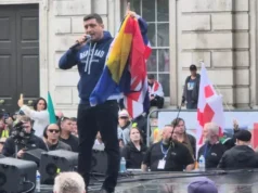 George Simion, discurs incendiar în mijlocul protestatarilor din Londra. „Dictatura este impusă de Emmanuel Macron și Ursula von der Leyen”