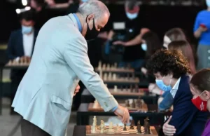 Nicușor Dan, pus la punct de marele campion Garry Kasparov: A-ți arăta frica față de un dictator nu face decât să garanteze rezultatul de care te temi