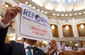 Zi crucială, duminică, în Parlament. Se votează moțiunile AUR. Ce șanse sunt ca guvernul sărăciei să plece acasă