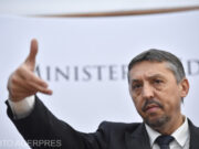 Decizia ministrului Educaţiei în cazul în care moţiunea simplă împotriva sa va fi adoptată de Parlament