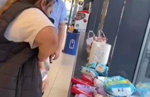 Cantitatea-record de produse furate de două hoațe dintr-un hypermarket. Femeile au acoperit un raft întreg cu marfa sustrasă