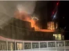 Incendiu puternic într-o clădire cu 9 etaje din Londra. Intervin circa 100 de pompieri