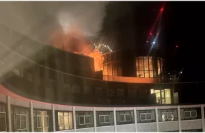 Incendiu puternic într-o clădire cu 9 etaje din Londra. Intervin circa 100 de pompieri