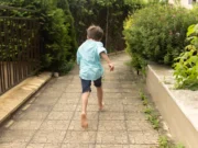 Copil de opt ani, agresat în toaleta unui parc de un adolescent cu cagulă pe cap. Motivul gestului șocant